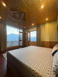 Giường trong phòng chung tại Kullu Heights - Bijli Mahadev