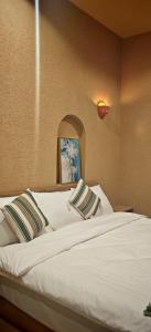 Ένα ή περισσότερα κρεβάτια σε δωμάτιο στο Shwathina Inn نزل شواذنة