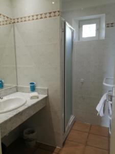un baño con ducha y lavabo en Gordes Le Bastidon, en Gordes