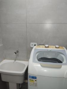 マリンガにあるApartamento 520Cのトイレと洗面台のあるバスルーム