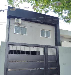マリンガにあるApartamento 520Cの黒いガレージのドアと窓のある家