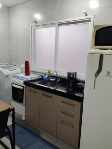 マリンガにあるApartamento 520Cのシンクと冷蔵庫付きのキッチン