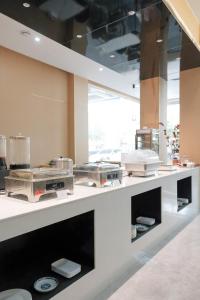 Kuchyň nebo kuchyňský kout v ubytování HuaHang Hotel - Free Shuttle&Free Breakfast - Guangzhou Baiyun International Airport + 19 fotografií