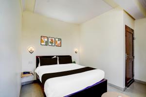 a bedroom with a large white bed in a room at Hotel O Heera Palace in Jaipur +24 photos