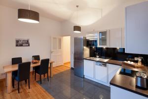 Kuchyň nebo kuchyňský kout v ubytování Luxoise Apartments