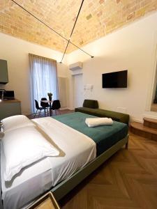 a bedroom with a bed and a flat screen tv at Residenza Veneto 80 in Vasto
