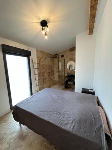 En eller flere senge i et værelse på Charmante petite maison