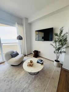 Μια τηλεόραση ή/και κέντρο ψυχαγωγίας στο Increíble departamento con vista al mar