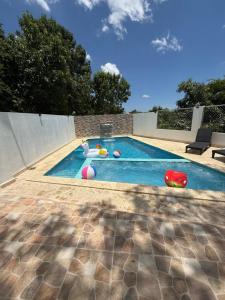 Bazén v ubytování R&N tropical nebo v jeho okolí + 16 fotografií