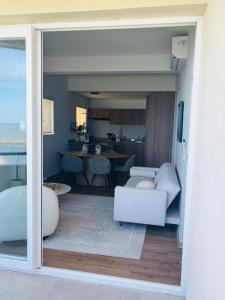 Η κουζίνα ή μικρή κουζίνα στο Increíble departamento con vista al mar +101 φωτογραφίες