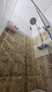 ein Bad mit einer Dusche und Fliesenboden in der Unterkunft Suite Porto in Porto + 16 Fotos