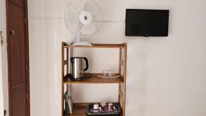 a white fan sitting on a shelf next to a wall at Suite Porto in Porto