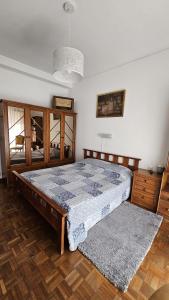 ein Schlafzimmer mit einem großen Bett in einem Zimmer in der Unterkunft Suite Porto in Porto