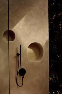 y baño con ducha en la pared. en Sola - Boutique Hotel, en Ahangama 70 fotos más