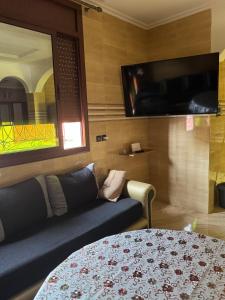 Zimmer mit Sofa und Flachbild-TV in der Unterkunft Maison familiale 2 chambres salon marocain in Tiznit + 15 Fotos