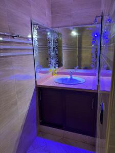 ein Badezimmer mit Waschbecken und Dusche in der Unterkunft Maison familiale 2 chambres salon marocain in Tiznit