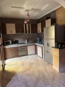 eine Küche mit einem Kühlschrank aus Edelstahl in der Unterkunft Maison familiale 2 chambres salon marocain in Tiznit