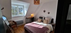 a small bedroom with a bed and a window at Séjournez avec le Mont-Saint-Michel en toile de fond 8 pers in Huisnes-sur-Mer