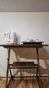 ein Tisch mit einem Teller und Geschirr darauf in der Unterkunft Suite Porto in Porto