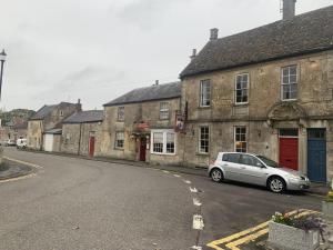 un coche aparcado al lado de una calle en The Lord Nelson Inn, en Marshfield
