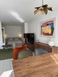 TV a/nebo společenská místnost v ubytování Le K Home du kaligone + 15 fotografií