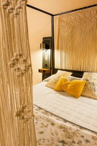 Postel nebo postele na pokoji v ubytování Antica Residenza del Corso Viterbo appartamento Vittorio Emanuele - centro storico