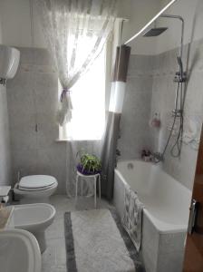 Un baño con bañera, inodoro y lavabo. en Casa Elisa, en Santa Maria degli Angeli 20 fotos más