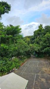 Tenis a/nebo squash v ubytování Manola Hill Bungalow nebo okolí + 1 fotografie