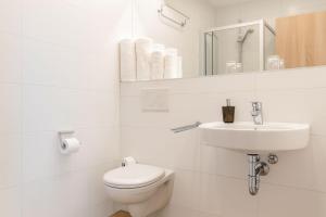 Koupelna v ubytování Das Falk Apartmenthaus + 59 fotografií