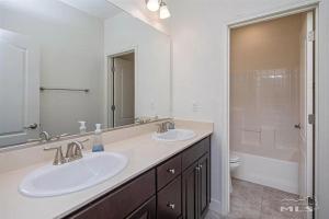 Koupelna v ubytování Peaceful Private Room near Sparks