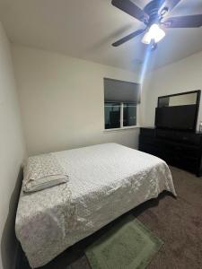 Postel nebo postele na pokoji v ubytování Peaceful Private Room near Sparks