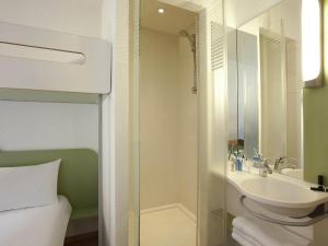 Koupelna v ubytování ibis budget Tours Nord + 51 fotografií