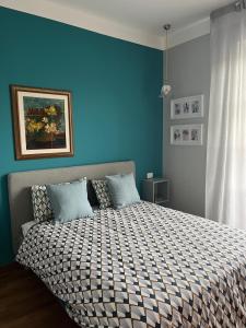 a bedroom with a bed with a blue wall at Rosso di Piera in Arluno