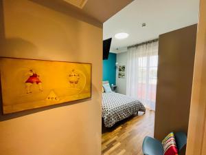 a room with a bed and a painting on the wall at Rosso di Piera Rooms in Arluno