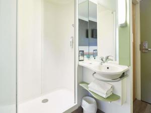 アグノーにあるibis budget Haguenau Strasbourg Nordの洗面台と鏡のあるバスルーム +68枚の写真