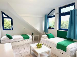 1 Schlafzimmer mit 2 Betten in Grün und Weiß in der Unterkunft Siegburg EG rechts in Siegburg