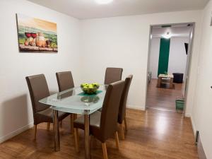 ein Esszimmer mit einem weißen Tisch und Stühlen in der Unterkunft Siegburg EG rechts in Siegburg