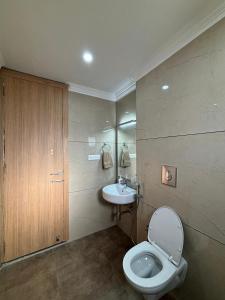 BadgomEvoque Suites的带马桶和水槽的浴室