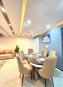 BadgomEvoque Suites的餐厅里有一张桌子和几把椅子