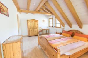 Un dormitorio con una gran cama de madera en una habitación. en Haus Sattelgrund, en Münstertal