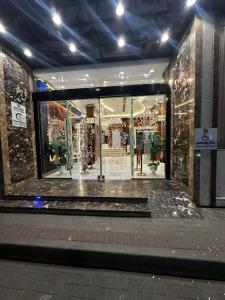 a store front with a large window in a building at فندق لؤلؤة الجوار مكه in Makkah