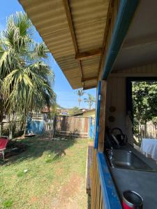 une vue de l'extérieur d'une maison avec un évier dans l'établissement Cabana da palmeira, à Balneário Piçarras