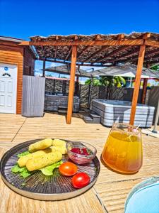 une assiette de légumes et un verre de jus sur une table dans l'établissement Evasion en plein cœur de la ville T3 Jacuzzis Sauna et piscine au centre de Port-Louis, à Port-Louis