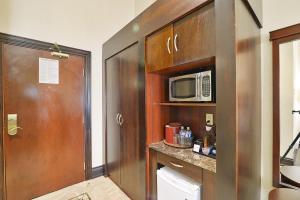 Kuchyň nebo kuchyňský kout v ubytování Woodbine Hotel & Suites