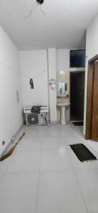 een witte badkamer met een wastafel en een toilet bij Faria House in Dhaka