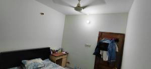 een kamer met een slaapkamer met een bed en een kast bij Faria House in Dhaka