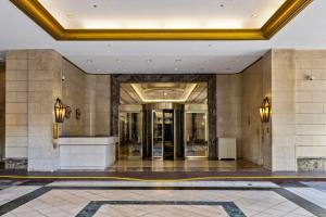 un hall d'un immeuble avec un grand hall dans l'établissement Wyndham Vacation Resorts Royal Garden at Waikiki, à Honolulu 25 autres photos