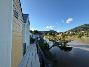 a view of a river from the side of a house at ณิชาวิลล่า ริเวอร์ฟร้อนท์บ้านท่าตอน in Mae Ai Chiang Mai