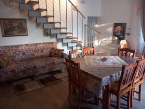 CasalanguidaにあるLa Casetta dei Sogniのテーブルとソファのあるリビングルーム
