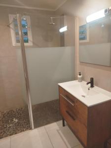 Ένα μπάνιο στο La maison aux bananiers